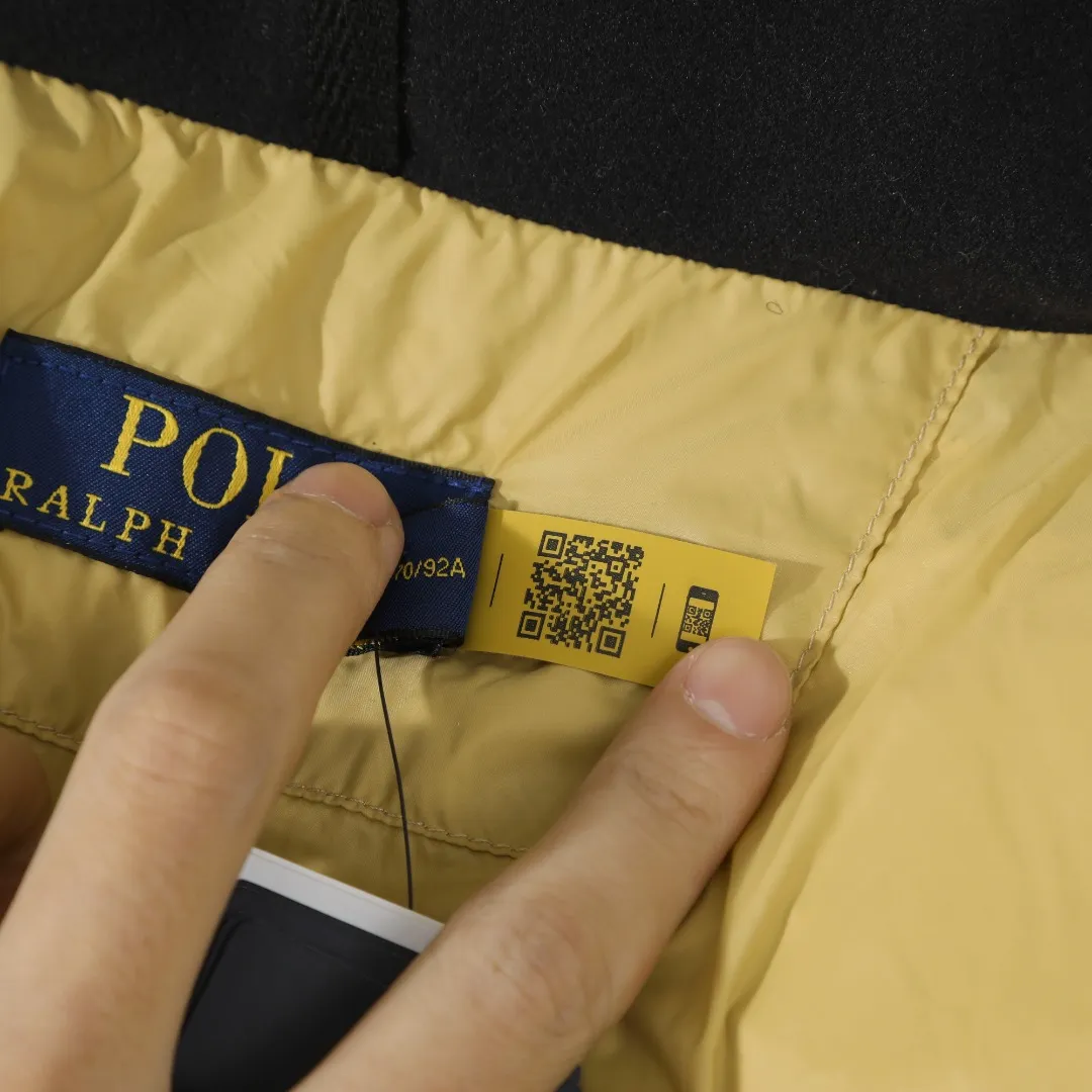 P680 #R58 Ralph Lauren/Ralph Lauren classic new down jacket jacket with detachable hood extra thick plush down jacket men's top "Thousands of stitches of electric embroidery, the logo is like a work of art" The imported Barudan embroidery machine is used to carve the classic polo logo with precision electric embroidery technology. Each letter is full and three-dimensional, with clear details, making it the "most expensive embroidered logo" on the down jacket, highlighting its extraordinary status. "75% national standard high-quality white duck down, light and heat-locking" is filled with 75% high-quality white duck down, which is light and pressure-free, but has excellent warmth retention. After compression, it can quickly rebound and become fluffy, say goodbye to bloat, embrace unburdened warmth, and face the cold winter without timidity. "Technical fabrics that protect against cold and wind and rain" · Long-lasting fluffy and non-stiffening, consistent thermal performance · 400T high-density gallbladder + pinhole retraction technology, completely say goodbye to velvet · Windproof and waterproof matte fabric with adjustable hem, easy to deal with bad weather "Five colors come together to interpret diverse styles" · White: pure first snow, fresh and versatile · Black: classic without limits, calm and atmospheric · Navy blue: low-key and elegant, suitable for both business and leisure · Sky blue: bright and healing, brightening up dull winter days · Khaki: retro and gentle, the first choice for urban wanderers "The details are authentic, the texture is everywhere" The original electroplated YK zipper is smooth and durable, the detachable hood can be worn multiple times, and the original hangtag and washable label ensure authentic quality. The same design for men and women makes it easy to control whether it is used as a couple's outfit or to create personal style, making it an indispensable fashion equipment this winter.  Color: Black, Navy, Khaki, White, Sky Blue Size: S M L